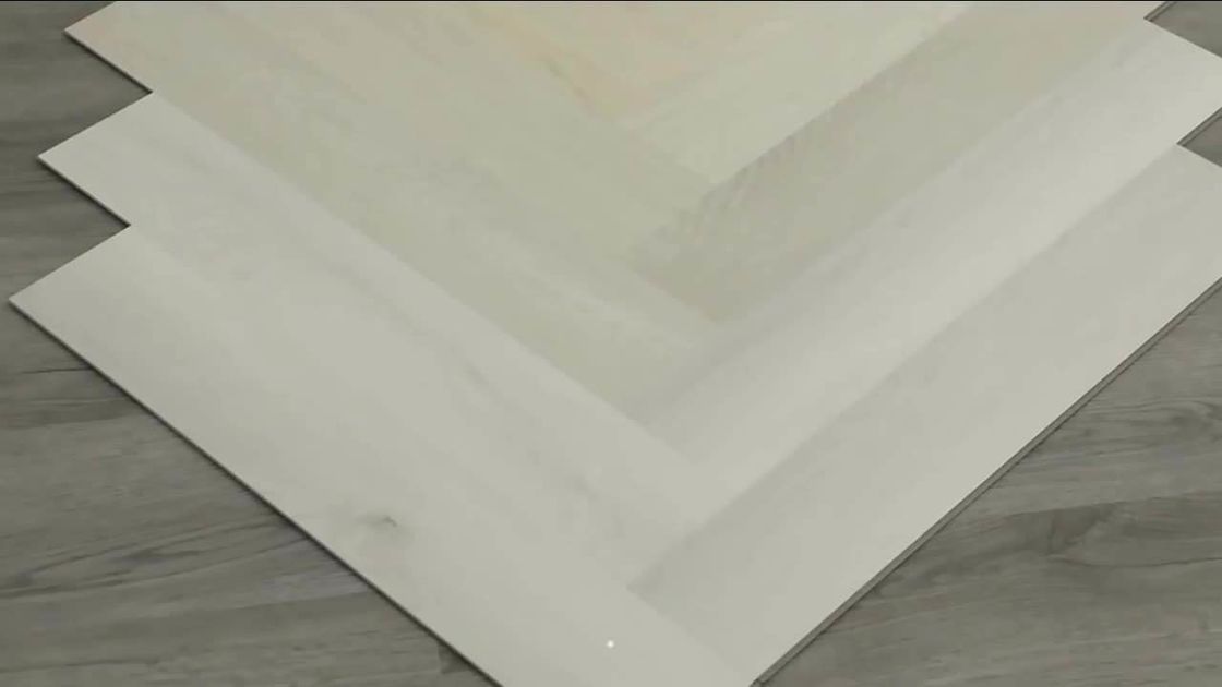 100% वर्जिन 4.0 मिमी-7 मिमी एसपीसी हेरिंगबोन फ़्लोरिंग एसपीसी एलवीटी क्लिक फ़्लोरिंग मल्टीलेयर