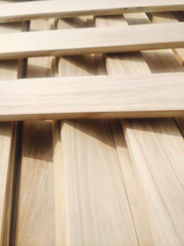 इनडोर ठोस लकड़ी के पैनल बर्च रंग सजावट प्राकृतिक पाउलाउनिया 100-2500 मिमी