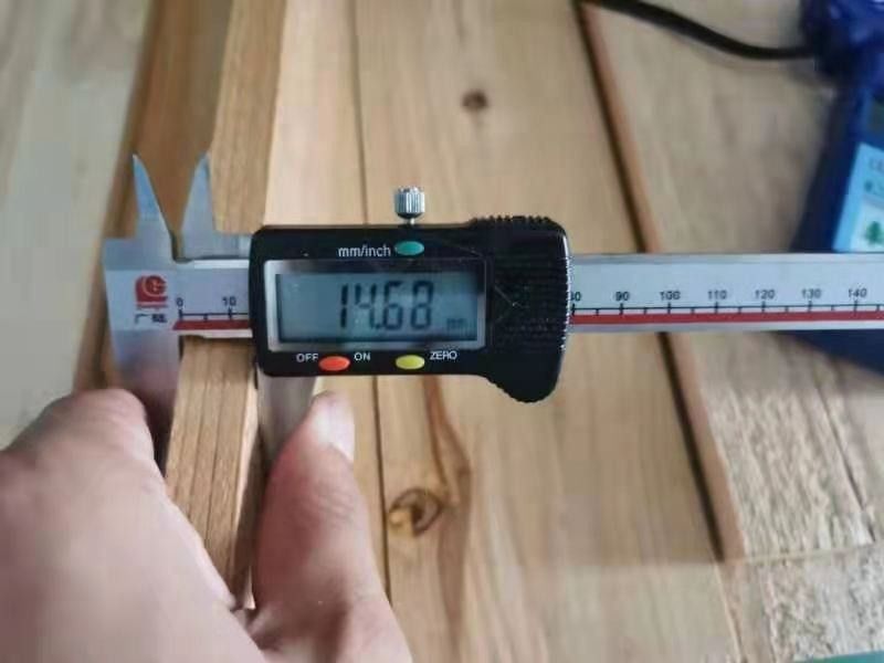 बगीचे की सजावट के लिए अनुकूलित आउटडोर देवदार की लकड़ी की बाड़, अच्छी स्थिरता