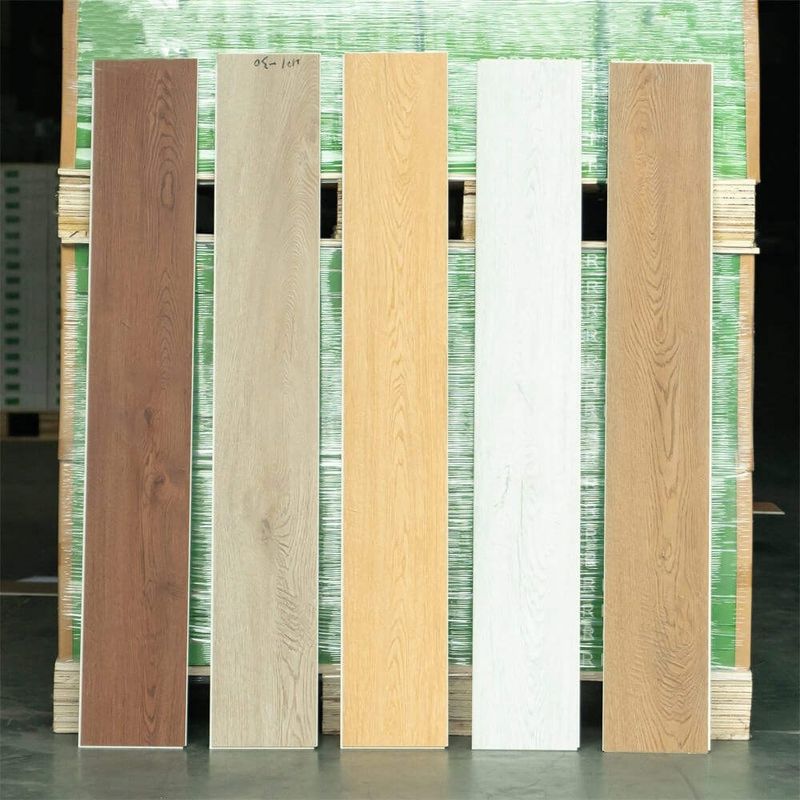 इनडोर जलरोधक 4 मिमी लकड़ी अनाज कठोर कोर पीवीसी प्लास्टिक बोर्ड इंटरलॉकिंग क्लिक लॉक एसपीसी विनाइल फर्श