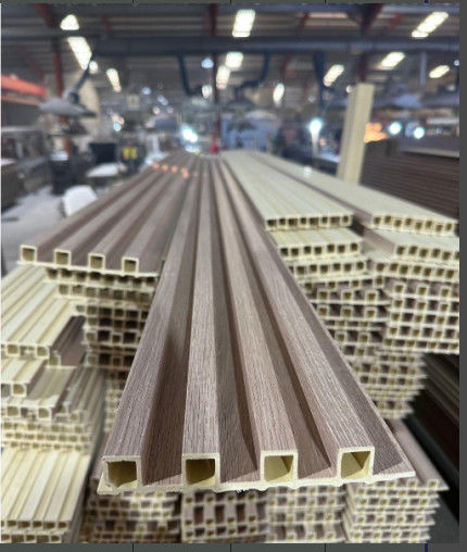 इनडोर लकड़ी प्लास्टिक कम्पोजिट क्लैडिंग फ्लोटेड वॉल बोर्ड डब्ल्यूपीसी आंतरिक दीवार पैनल