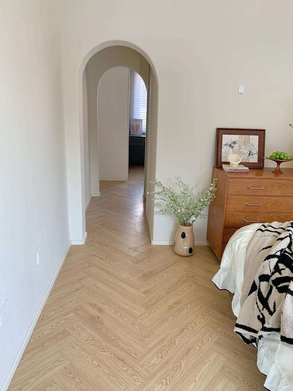 8mm 12mm कठोर कोर लक्जरी विनाइल क्लिक फ्लोरिंग प्रीमियम वुड हेरिंगबोन एंटी स्लिप पिसो एसपीसी क्लिक 5 मिमी प्लैंक फ्लोरिंग