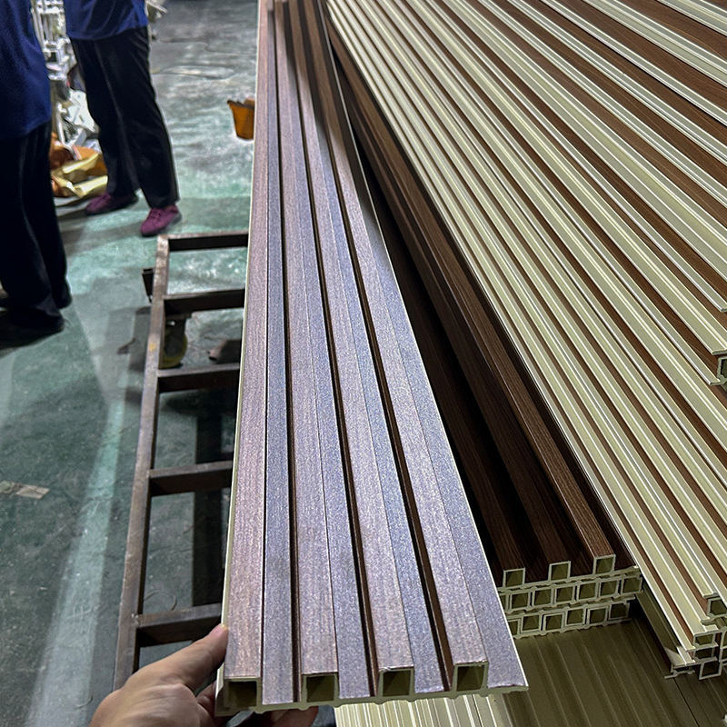 चीनी फैक्टरी डब्ल्यूपीसी फ़्लूटेड वॉल पैनल पीवीसी बोर्ड स्लैटेड डब्ल्यूपीसी पैनल आंतरिक सजावट के लिए डब्ल्यूपीसी वॉल पैनल