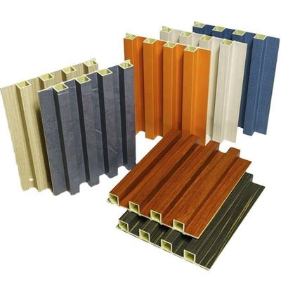 घरेलू वातावरण में आंतरिक दीवार के आवरण के लिए डब्ल्यूपीसी लैम्ब्रिन सजावटी पैनल