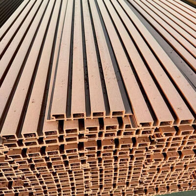 वाटरप्रूफ वॉल क्लैडिंग WPC आउटडोर कम्पोजिट वॉल पैनल पीवीसी लकड़ी वॉल पैनल आउटडोर सह-एक्सट्रूडेड फ्लोटेड क्लैडिंग पैनल