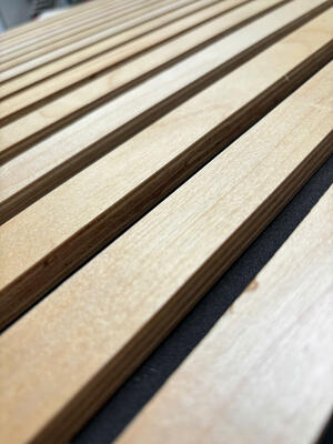 प्रतिस्पर्धी मूल्य वाली लकड़ी के स्लेट वॉल पैनल छत लकड़ी के स्लेट ध्वनिक पैनल ध्वनिरोधी दीवार के लिए