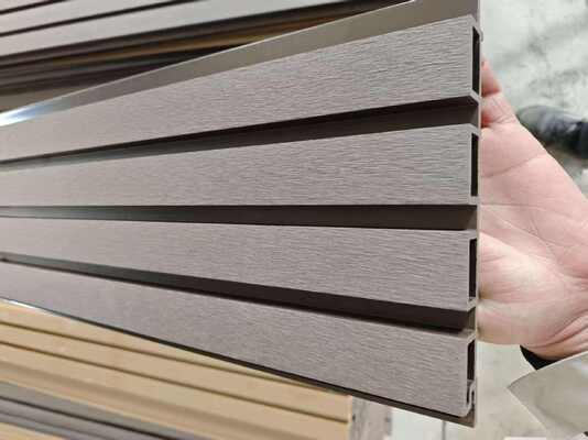 वाणिज्यिक भवनों में बाहरी उपयोग के लिए आधुनिक जलरोधक डब्ल्यूपीसी कम्पोजिट वॉल पैनल-कम कीमत