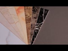 नवीनतम पीवीसी संगमरमर की शीट यूवी कोटिंग के साथ लिविंग रूम के लिए वाटरप्रूफ इंटरलॉकिंग इंस्टॉलेशन।